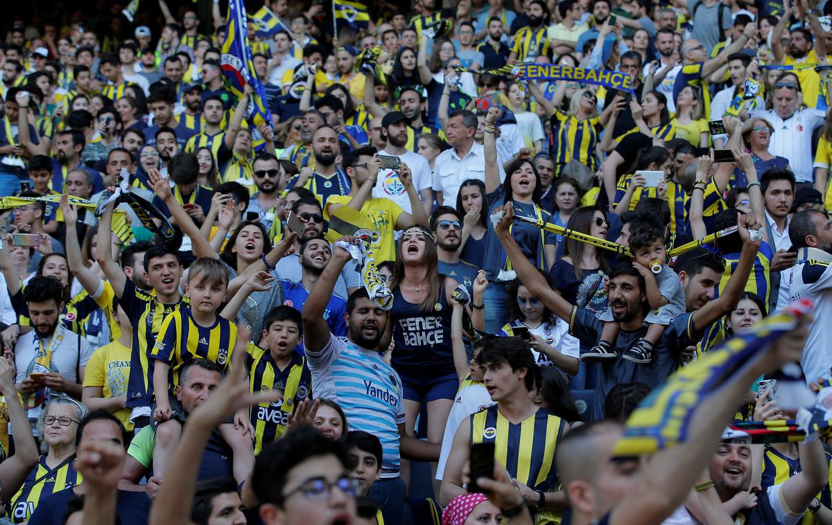 Fenerbahče | Navijači Fenerbahčeja so na zadnji evropski tekmi proti Dinamu Kijev poskrbeli za škandal. | Foto Reuters