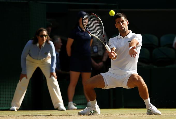 Tudi Novak Đoković je začutil, da podlaga ni prava. | Foto: Reuters