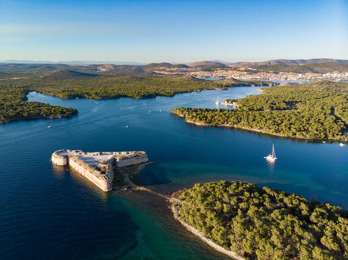 Trdnjava sv. Nikolaja, še ena UNESCO lokacija, varuje vhod v pristanišče mesta in je dokaz o strateškem pomorskem pomenu Šibenika. | Foto: TB Šibenik Dalmatia