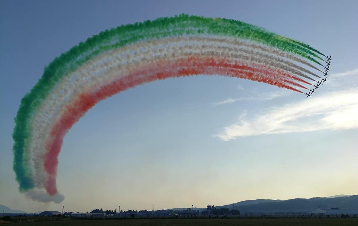 Aeros 2021 | Vrhunec današnjega letalskega mitinga v Mariboru bo nastop italijanske skupine Frecce Tricolori. To je fotografija z njihovega včerajšnjega treninga. | Foto Aeros 2021