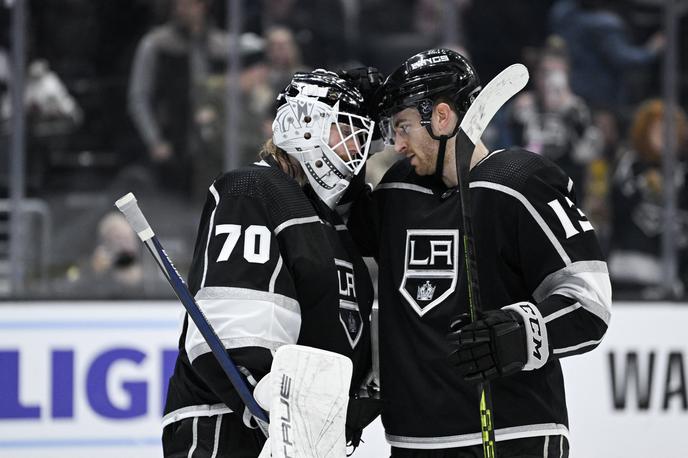 Los Angeles Kings | Gabriel Vilardi je po zmagi čestital novemu vratarju Joonasu Korpisalu. | Foto Reuters