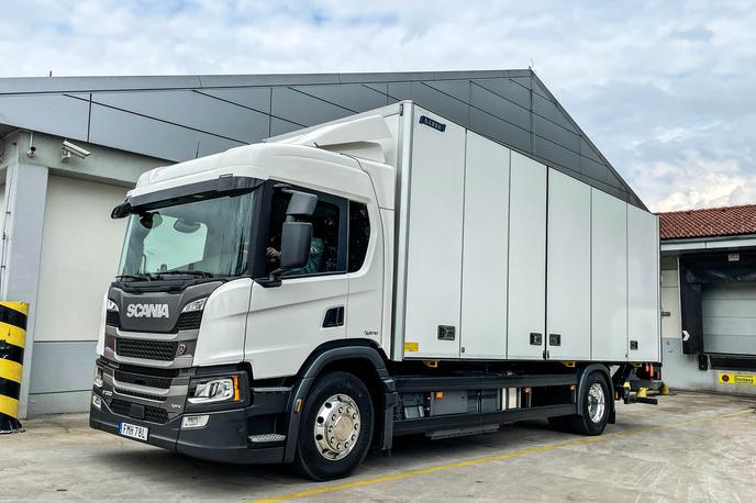 Scania P320 PHEV | Na videz skoraj enak kot običajen P320 s samo dizelskim motorjem, a ta priključno-hibridni tovornjak ima na vsaki strani vgrajen še baterijski paket s skupno zmogljivostjo 90 kilovatnih ur. | Foto Gašper Pirman