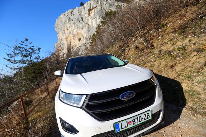 Cesta je dobro vzdrževana in ohranjena, le prehodi prek jarkov so nekoliko višji in je treba s povprečnim avtomobilom paziti. | Foto: Gregor Pavšič