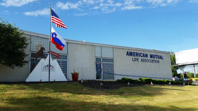 25-letnico samostojne Slovenije so praznovali tudi v slovensko-ameriškem združenju AMLA. 25. junija so obiskovalcem delili nageljne in zgibanko o slovenski zgodovini združenja. | Foto: Osebni arhiv