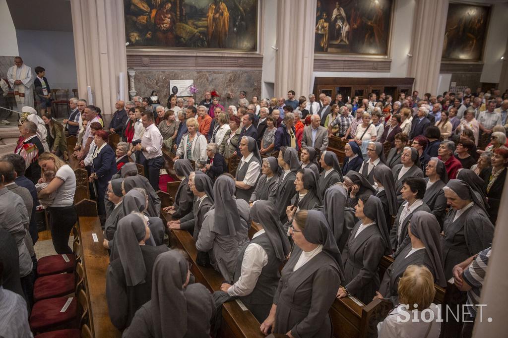 Maša ob 100-letnici cerkve Marije Pomočnice na Rakovniku z mašo, ki jo je vodil kardinal Angel F. Artime. Cerkev