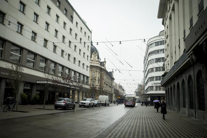 Vznemirljiv del preteklosti nekdanjega hotela Malič oz. Stadt Wien je tudi to, da so v njegovem salonu potekale prve projekcije filmov v mestu, in sicer na prostoru današnje pasaže do vhoda v Kino Komuna. | Foto: Ana Kovač