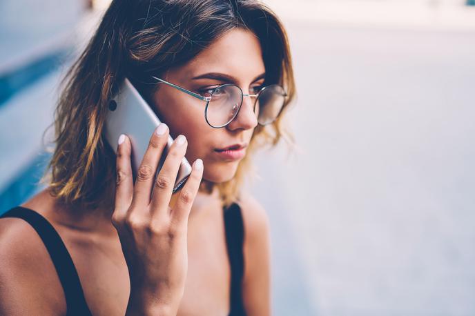 dekle, ženska, pametni telefon | Foto Shutterstock