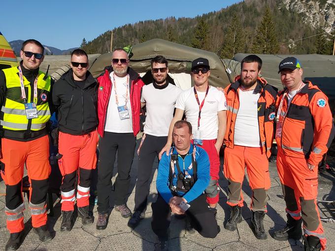 Kolektiv zdravniške službe v Planici deluje kot dobro utečen mehanizem. Dr. Janez Toplak je na sredini zgornje vrste. | Foto: R. P.