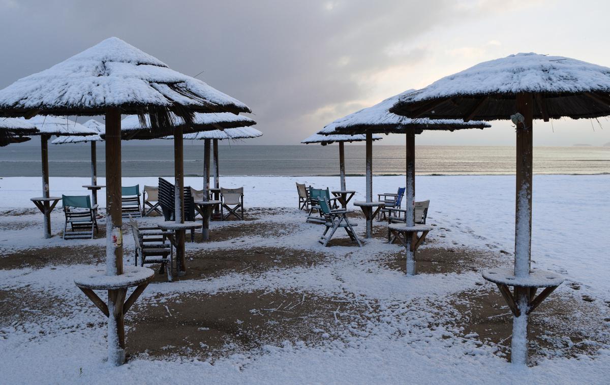 Grčija sneg jan 2019 | Sneg je grške plaže pobelil tudi januarja letos, ko so nastali ti posnetki. | Foto Reuters