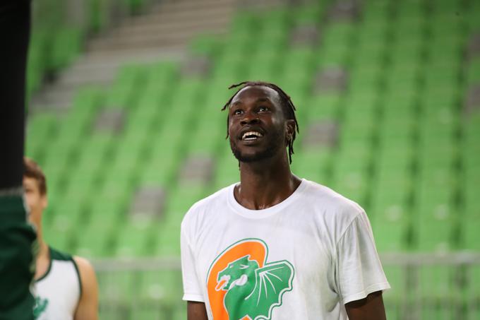 Mangok Mathiang je nesrečno končal svojo pot pri Olimpiji. Tik pred začetkom lanske sezone je na zadnjem večernem treningu pred slovenskim superpokalom utrpel zlom golenice in mečnice desne noge. | Foto: Cedevita Olimpija Ljubljana