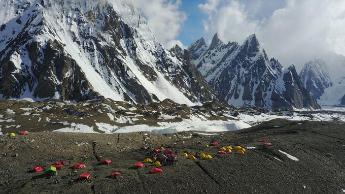 Posnetek iz zraka: Concordia, stičišče dveh ogromnih ledenikov.  | Foto: osebni arhiv/Lana Kokl