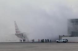 Potniki na krilu letala, boeing zajela požar in gost dim #video