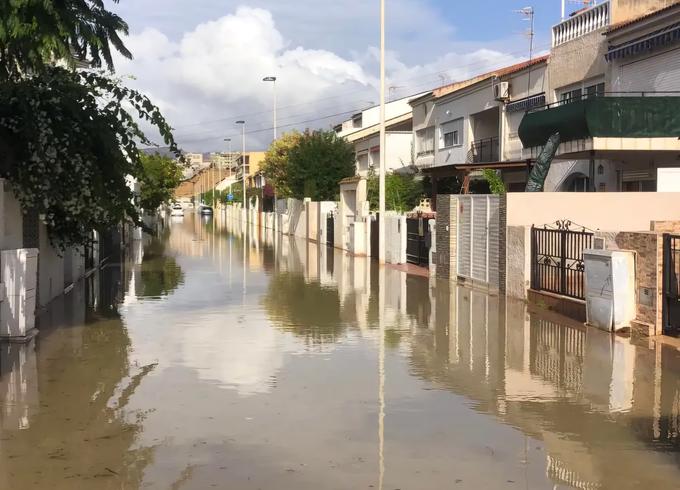 Poplave se začenjajo tudi v mestu Mazarron, še vedno močno dežuje. | Foto: Octavio Fernandez Moya