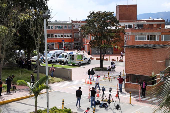 Pred univerzitetno bolnišnico Sabana v Bogoti taborijo novinarji. | Foto: Guliverimage/Vladimir Fedorenko