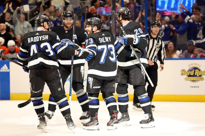  Tampa Bay Lightning je s kar 7:0 odpravila Philadelphio, Darren Raddysh je ob tem petkrat podal. | Foto: Reuters