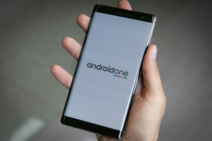 Sodelovanje v Googlovem programu android one jamči najhitrejšo dostavo popravkov in nadgradenj operacijskega sistema android. | Foto: Bojan Puhek