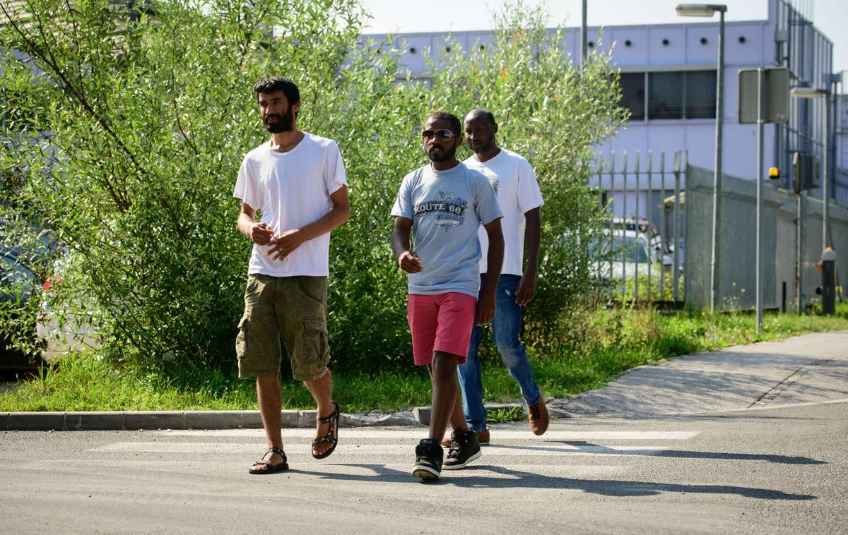 Azilni dom na Viču | Eden izmed dejavnikov, ki vplivajo na varnostna tveganja, povezana z migracijami, je po pojasnilih PU Ljubljana tudi število oseb, ki so nastanjene v azilnem domu na Viču, čemur sproti prilagajajo varnostno oceno in svoje aktivnosti. | Foto STA