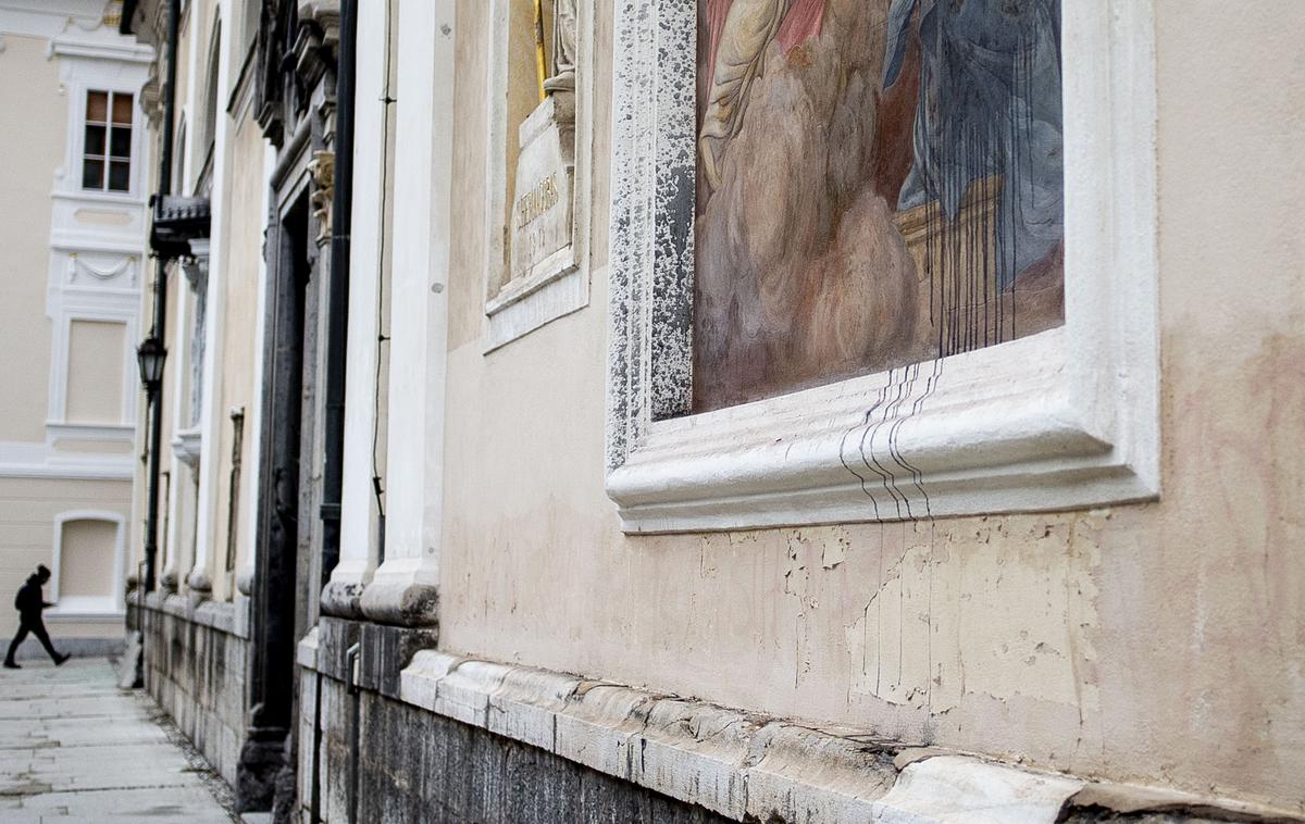 Stolnica sv. Nikolaja, poškodovana freska | Ljubljanski nadškof metropolit Stanislav Zore bo pozno popoldne v ljubljanski stolnici daroval mašo za žrtve totalitarnih in avtoritarnih režimov. | Foto Ana Kovač