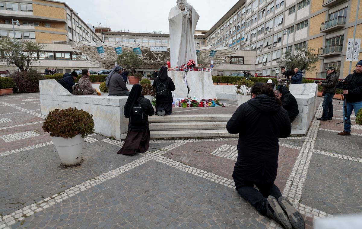 bolnišnica Gemelli, Rim, papež Frančišek v bolnišnici | Iz Vatikana so sporočili še, da bodo naslednje obvestilo o papeževem zdravstvenem stanju verjetno objavili šele v ponedeljek, kar po navedbah AFP prav tako kaže na izboljšanje zdravstvenega stanja poglavarja katoliške cerkve. | Foto Reuters