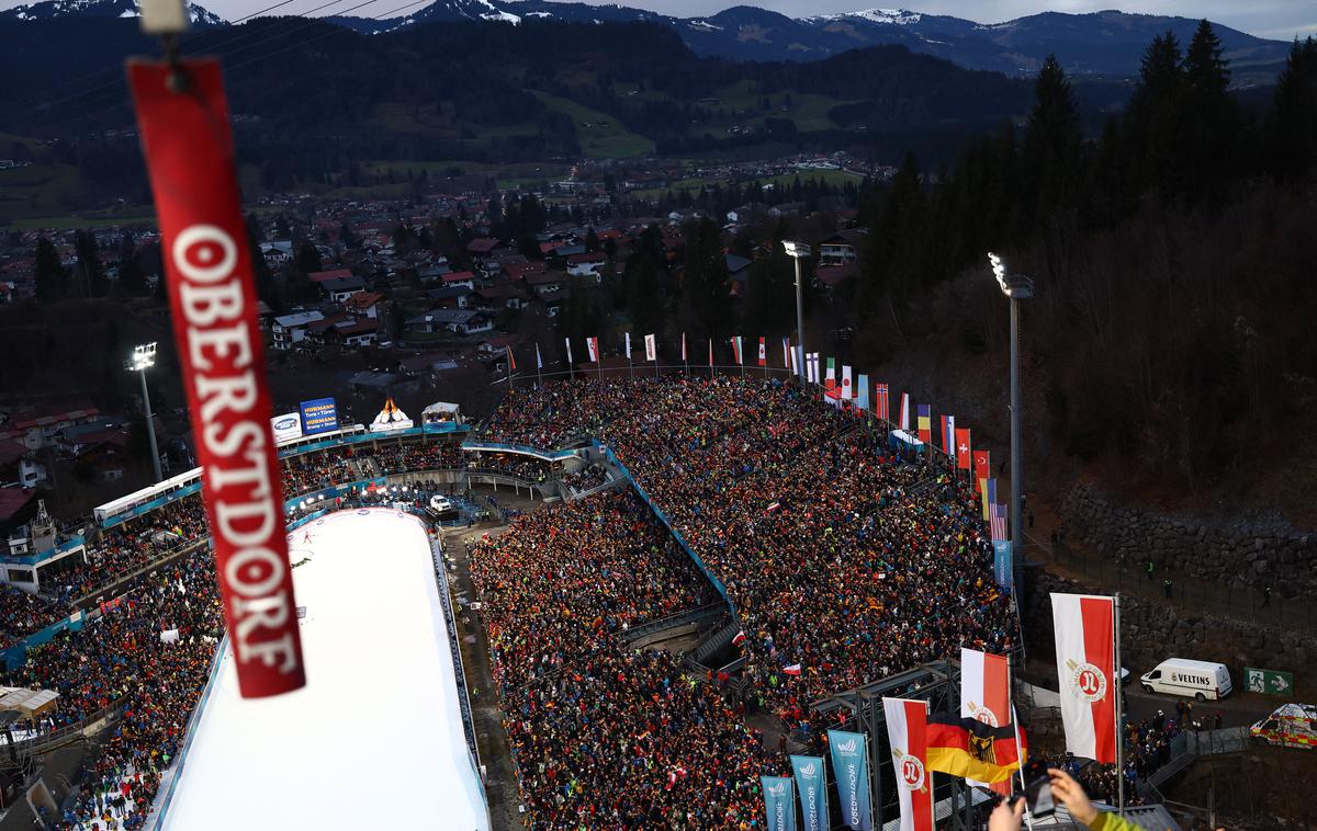 Oberstdorf | Moško tekmo v Oberstdorfu, kjer je 25.000 navijačev spodbujalo skakalce, primerjajo z uvodom ženske novoletne serije v Beljaku, ki si jo je ogledalo 2000 ljubiteljev skokov.  | Foto Reuters