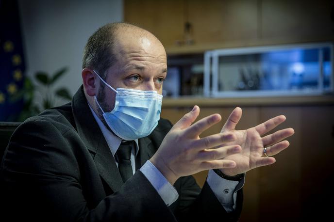 Janez Poklukar | Poklukar je v ponedeljek napovedal, da bi nošenje mask ob odpravi še vedno priporočali tudi vsem starejšim in imunsko oslabelim. Priporočilo nošenja mask v zaprtih prostorih bi po besedah Logarjeve še vedno ostalo, prav tako bi nošenje mask priporočili v primerih, ko ni mogoče zagotavljati razdalje 1,5 metra. | Foto Ana Kovač