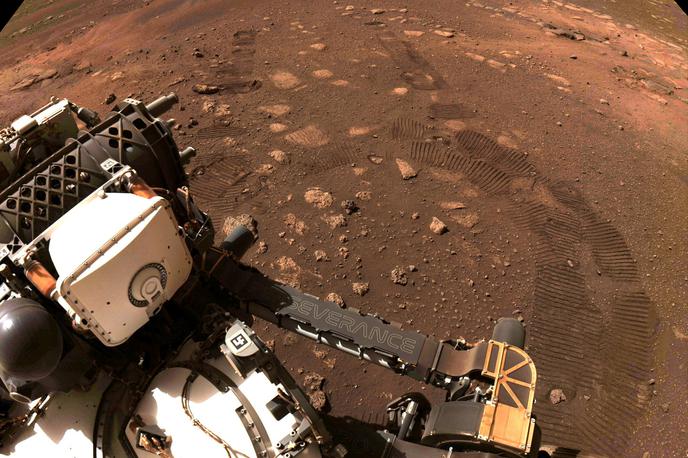 Nasin rover Vztrajnost (Perseverance) | Nasin rover Vztrajnost (Perseverance) je konec februarja pristala na Marsu po osemletnem razvojnem programu, ki je stal okoli 2,5 milijarde ameriških dolarjev. | Foto Reuters