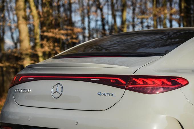 Mercedes kljub namenski električni platformi z modeloma EQE in EQS ni dosegel električnega preboja, manjkajo jim predvsem uspešnejši cenejši modeli. | Foto: Gašper Pirman