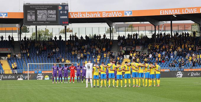 Tako so leta 2021 na tekmi v Braunschweigu z minuto molka počastili spomin na pokojnega Danila Popivodo, priljubljenega "Popija" in klubsko ikono Eintrachta. | Foto: Guliverimage