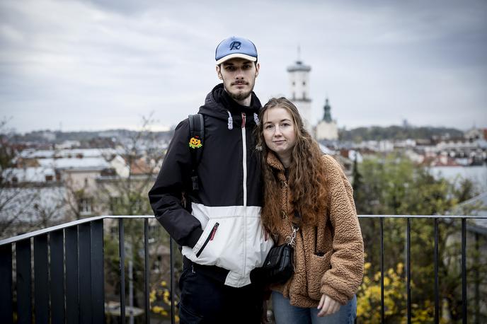 Ilona Kovalenko in Serhiy Nadtochiy | "Bila sva šokirana in vse je bilo zelo nepredvidljivo. Veliko ljudi je prečkalo mejo in zapustilo državo, vendar če si moški, ti to ni dovoljeno," pove Serhij, ki prav zaradi tega razloga ostaja v Ukrajini.  | Foto Ana Kovač