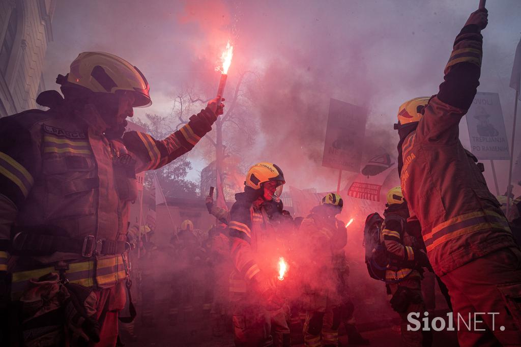 Protestni shod poklicnih gasilcev pred poslopjem vlade. gasilci