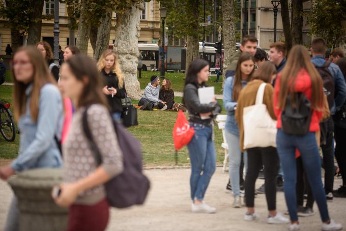 Na Kongresnem trgu bosta novopečene študente zabavala Slon in Sadež. | Foto: STA ,