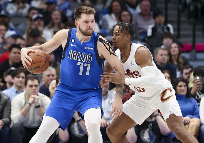 Cleveland je 23-letnemu slovenskemu zvezdniku, najbolj vročemu strelcu v ligi NBA, otežil delo z dobro igro v obrambi. Dončić je iz igre zadel le devet od 23 metov (39,1 odstotka). | Foto: Reuters