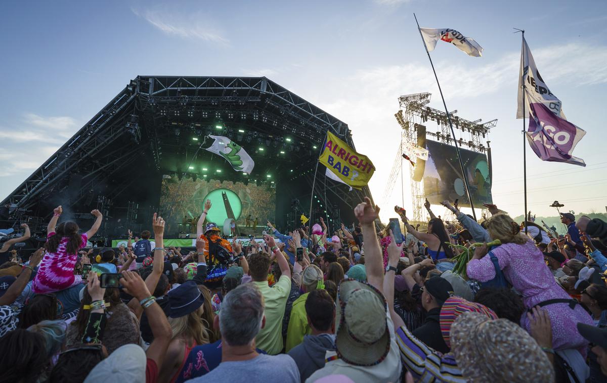 Glastonbury | Festival je prvič leta 1970, dan po smrti Jimija Hendrixa, organiziral mlekar Eavis. Oboževalci, ki so si prišli ogledat nastopajoče, med njimi Marca Bolana in Ala Stewarta, so za vstop plačali po en funt in dobili brezplačno mleko s kmetije. | Foto Guliverimage