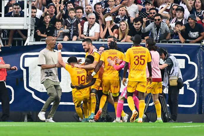 Bordeaux | Ko so proslavljali gol, je navijač Bordeauxja prišel na igrišče in odrinil strelca gola. | Foto Guliver Image