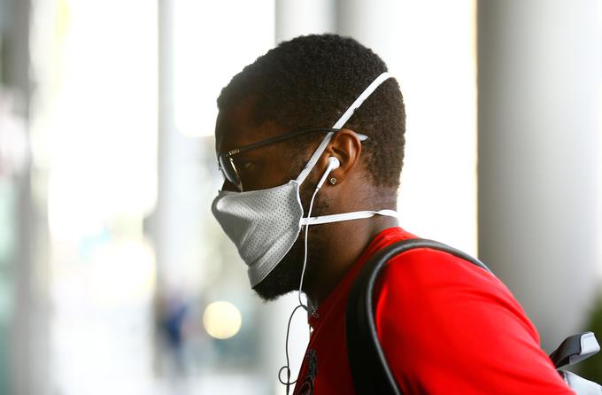 Francoz Anthony Modeste ob prihodu v hotel, v katerem FC Köln pričakuje nadaljevanje sezone. | Foto: Reuters