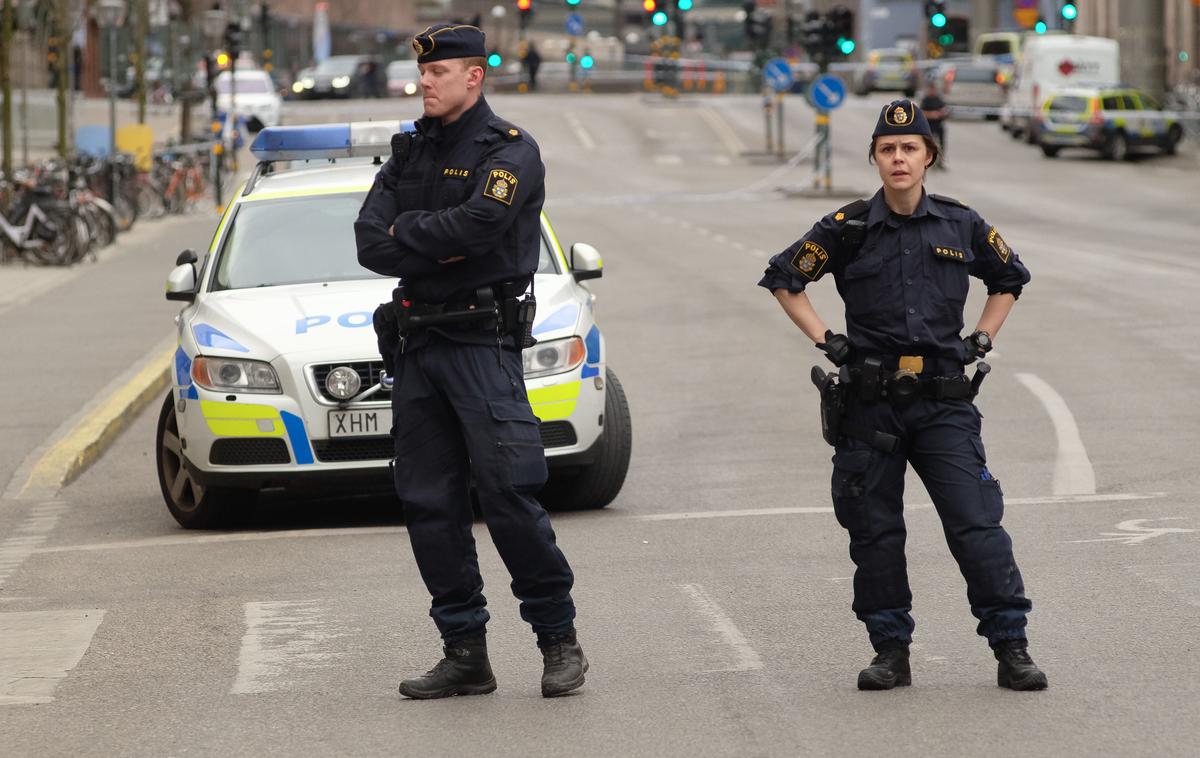 Švedska policija | Septembra je bilo v nasilju tolp na Švedskem ubitih 12 ljudi, med njimi tudi mladoletniki, kar je največ od decembra 2019. Švedski mediji porast nasilja povezujejo z obračuni v tolpi, znani kot mreža Foxtrot, ki je razdeljena na dve rivalski skupini. | Foto Guliverimage