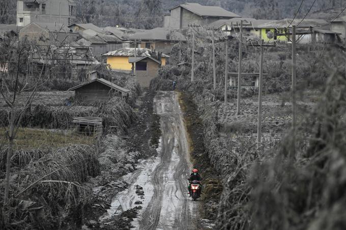 Izbruh blatnega vulkana lahko za sabo pusti veliko opustošenje.  | Foto: Reuters