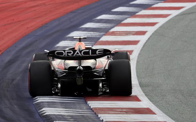 Sergio Perez je v drugem delu kvalifikacij pri vseh krogih zapeljal prek bele črte, ki označuje rob steze. | Foto: Reuters