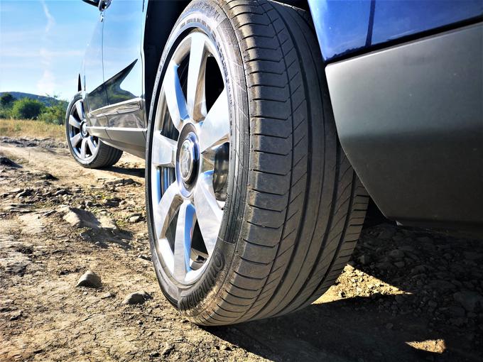 Pritisk na gumb offroad dvigne podvozje za štiri centimetre in cullinan je kot tudi slabšim cestam. Prav pogosto izven asfalta njegovi kupci vseeno ne bodo zavijali. | Foto: Gregor Pavšič