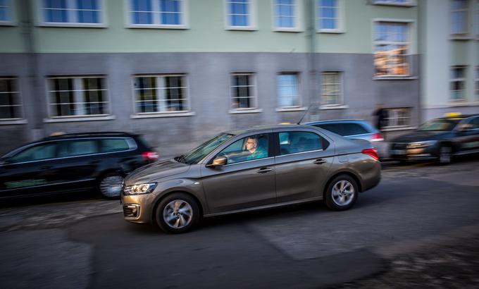 C-elysée je med enako velikimi vozili nizkocenovnik kljub ceni testnega več kot 15 tisočakov. Je pa dobro pripravljen za veliko kilometrov s taksi tablico na strehi. | Foto: Vid Ponikvar