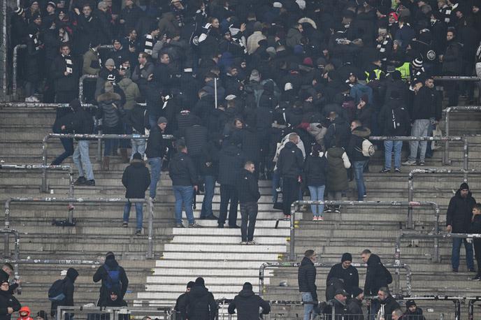 Frankfurt | Navijači Frankfurta so na srečanju protestirali proti policiji. | Foto Guliverimage