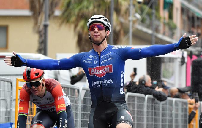 Kaden Groves je veliki zmagovalec 5. etape Dirke po Italiji. V zaključnem sprintu je bil močnejši od Jonathana Milana in Madsa Pedersena.  | Foto: Reuters