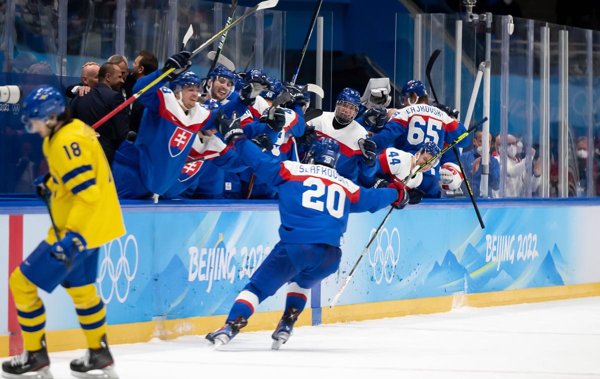 Slovaška hokej Juraj Slafkovsky | Juraj Slafkovsky je ob zmagi Slovaške nad Švedi (4:0) dvakrat zadel, najstnik je Slovakom do premiernega odličja v Pekingu pomagal s sedmimi zadetki. | Foto Guliverimage