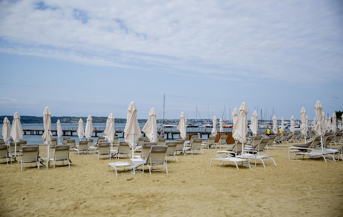 Portorož plaža | Policisti obiskovalcem plaž svetujejo, da s seboj vzamejo le najnujnejše stvari. | Foto Ana Kovač