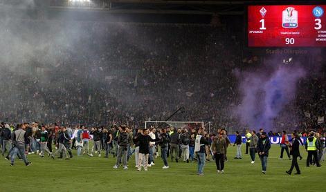 Navijač Napolija, ki ga je ustrelil znani huligan Rome, se bori za življenje