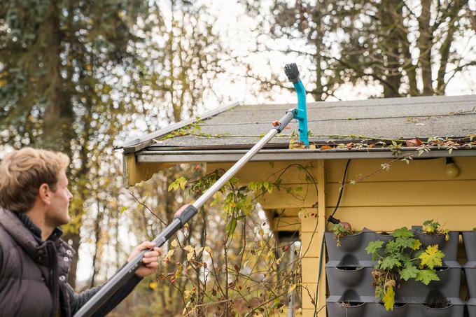 Čistilnik žlebov poskrbi za preprosto čiščenje žlebov, z uporabo vode in brez uporabe lestve. | Foto: Gardena