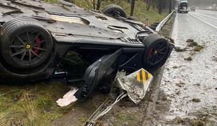 Sredi nevihte je na strehi končal dragoceni ferrari #foto