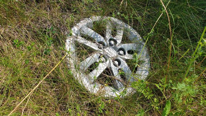 Platišče, ki danes leži v travi nedaleč od hiše. | Foto: Metka Prezelj