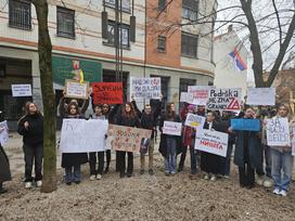 Protesti pred srbsko ambasado v Ljubljani