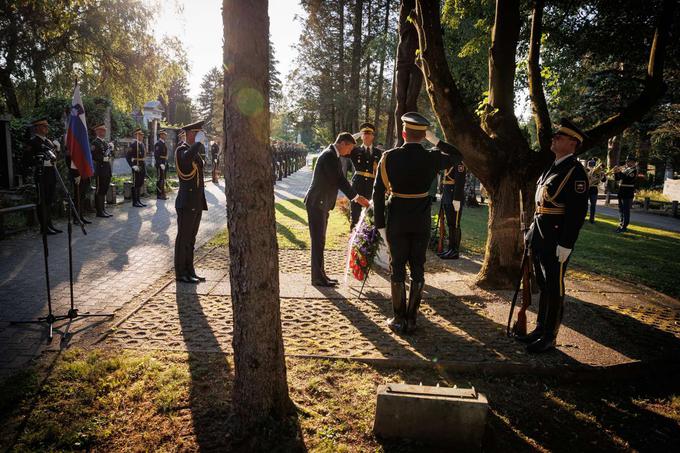 "Počasi, a zanesljivo ta lipa sprave raste, daje vse večje senco in kdor želi stopiti v to senco, ima vso možnost da to stori in povabi vse ostale in tako upam, sčasoma, slovenstvo lahko z enim velikim upanjem in optimizmom gleda v vse še tako velike prelomnice v naši prihodnosti, ki morda čakajo nas ali naše otroke, v vsakem primeru pomirjene med seboj," je zaključil predsednik države. | Foto: STA ,